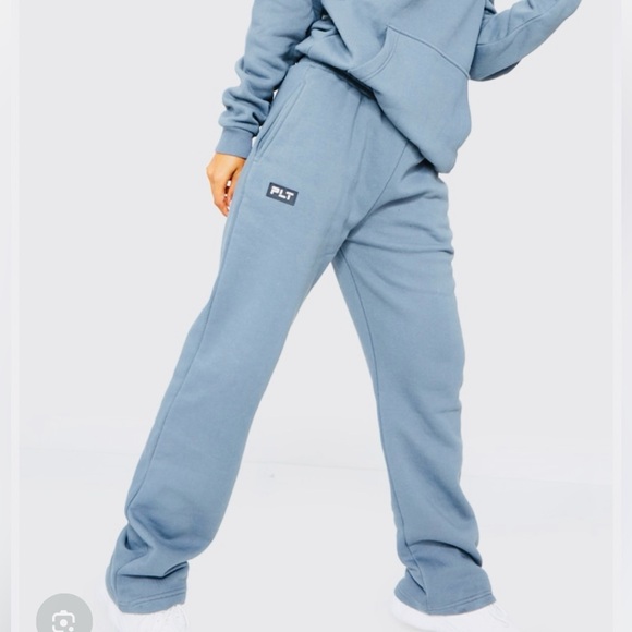 PrettyLittleThing Pants - PrettyLittleThing Badge Detailed Strait leg Sweatpants- light blue